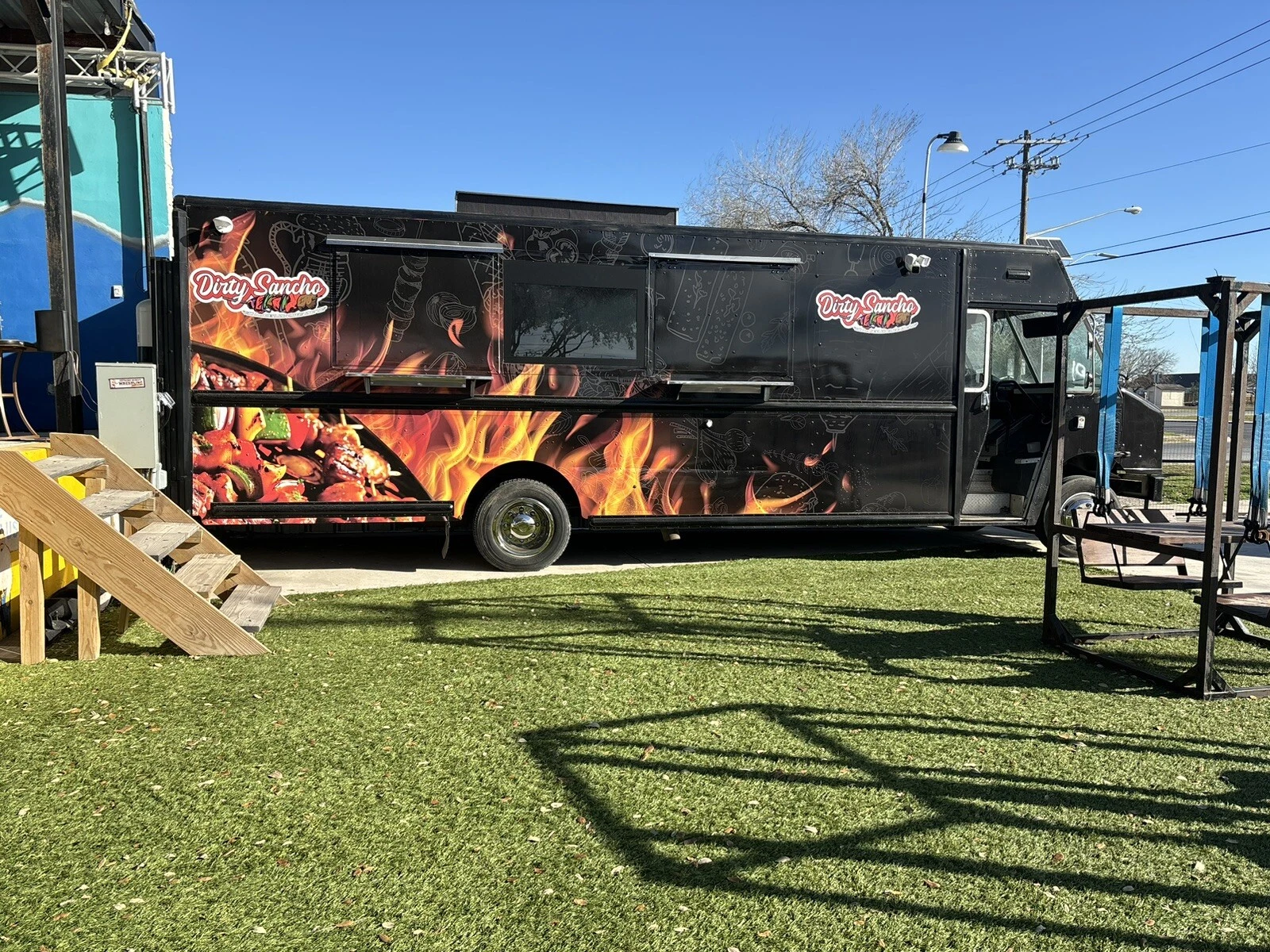 THIS IS A 22 FOOT KITCHEN FOOD TRUCK FOR 2025 custom build 956-890-5400